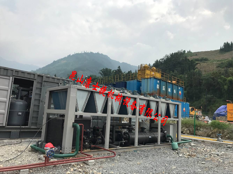 氣體用風(fēng)冷螺桿防爆冷水機(jī)現(xiàn)場